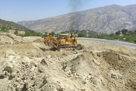 عملیات خاک برداری و حذف نقاط حادثه خیز چات باریک جوخانه-محور چرام سادات+تصاویر