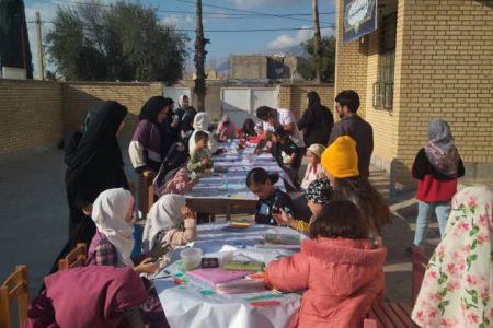 کودکان چرامی پای میز مسابقه نقاشی متری در دهه مبارک فجر